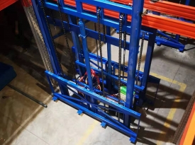 導軌式升降機是一種在導軌上運行的垂直液壓升降機械設備